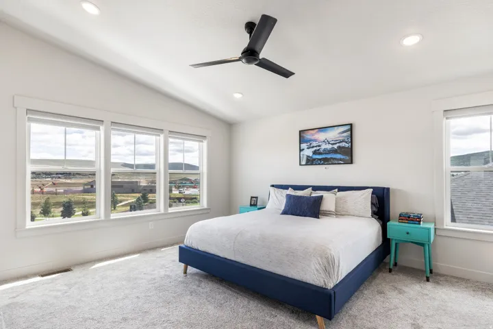 Vaulted ceiling with recessed lighting and ceiling fan