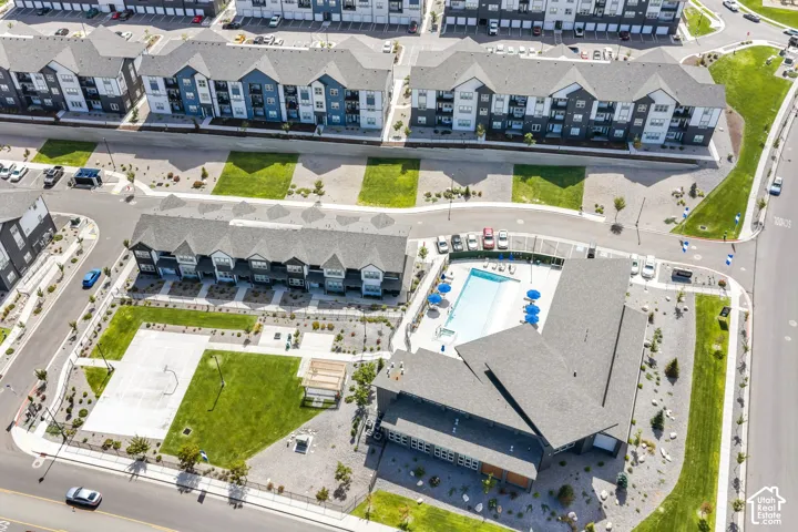 Community amenities featuring an outdoor swimming pool, basketball court, and green spaces