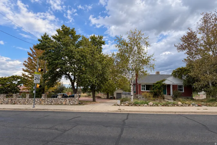Large lot - double wide with room for additional workshop, garages, or ADU