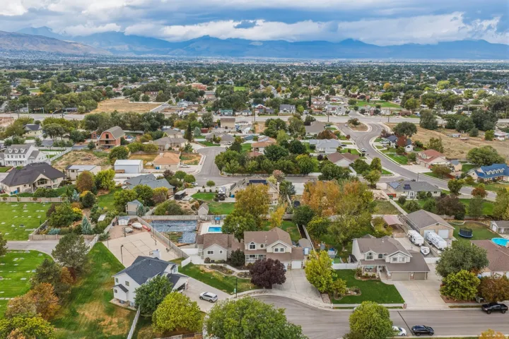 Expansive neighborhood featuring residential properties and mature landscaping