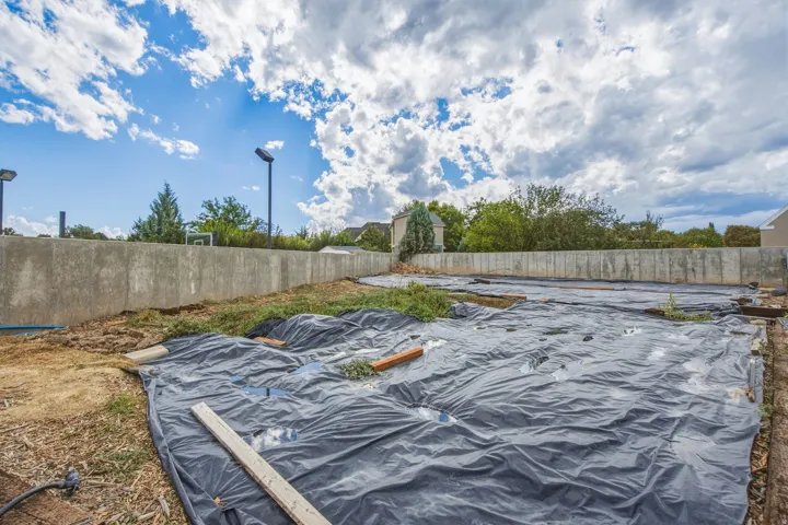 Concrete retaining wall with a level building pad