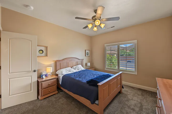 Ceiling fan with integrated lighting