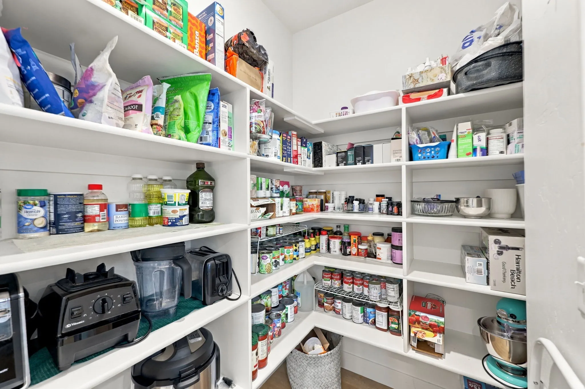 Integrated shelving system with white finishes