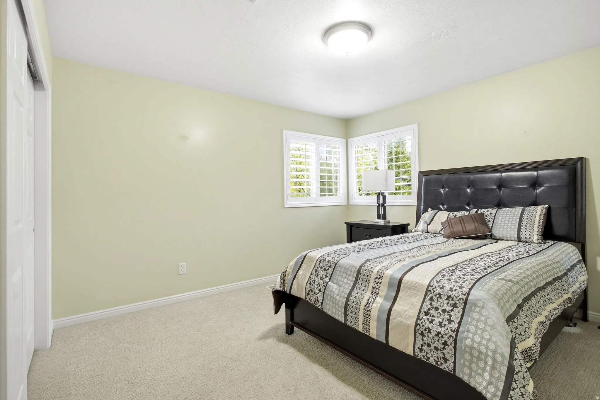 Corner window configuration with plantation shutters
