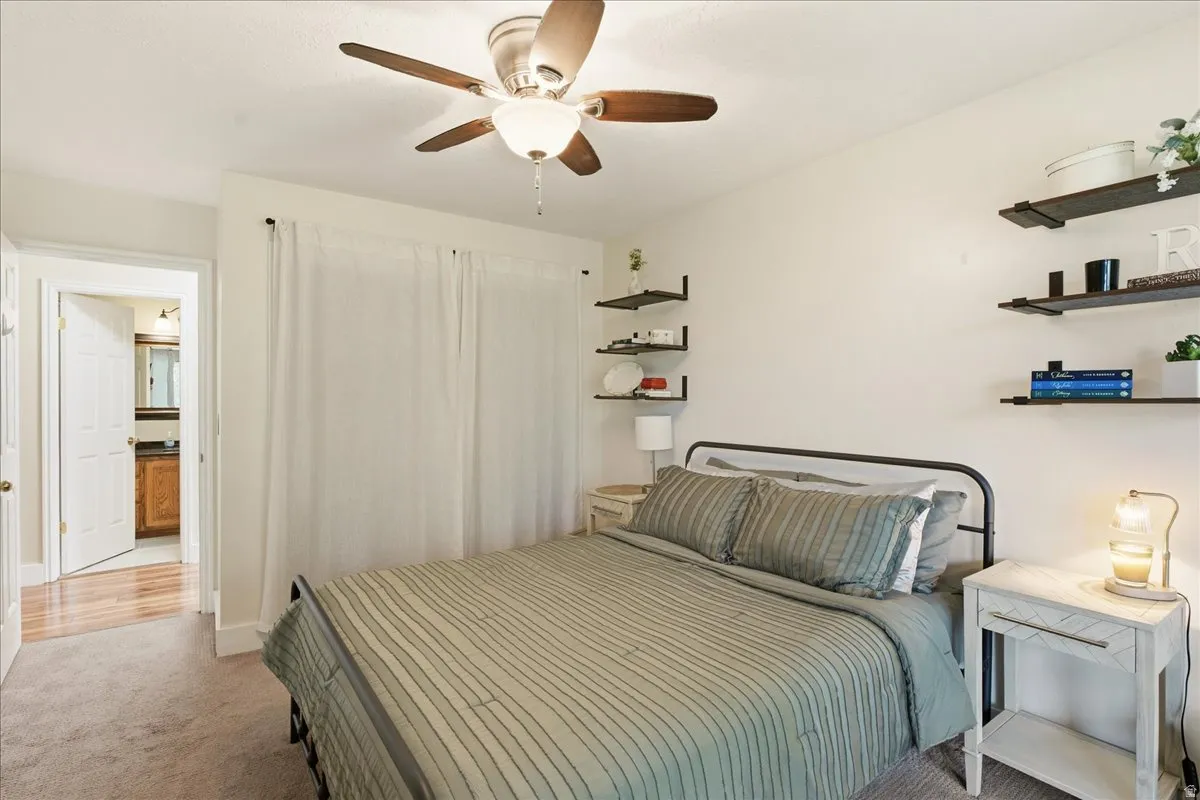 Ceiling fan with integrated lighting
