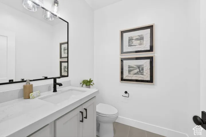 Vanity with white integrated sink, quartz countertop, and matte black faucet
