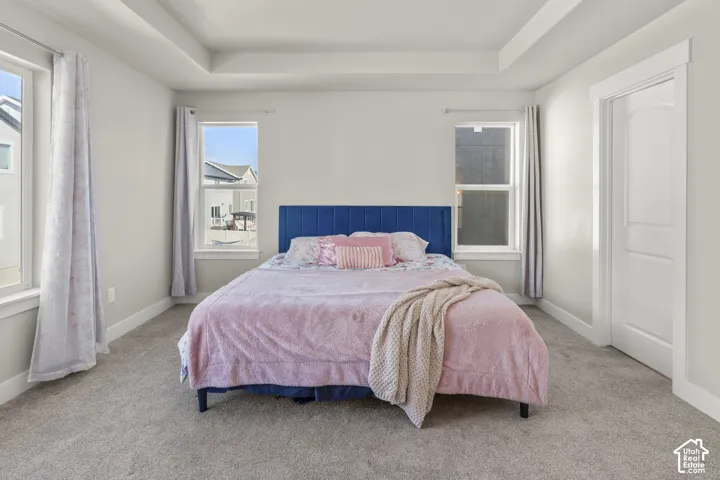 Tray ceiling with recessed lighting