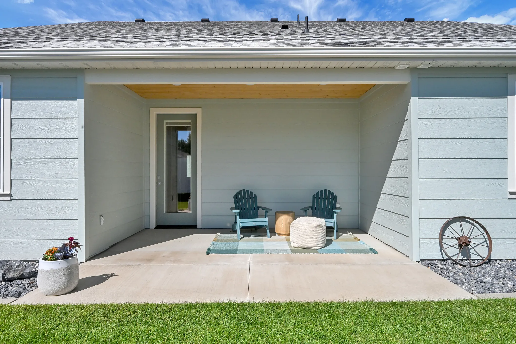 Paved patio with an overhead wood-finish ceiling