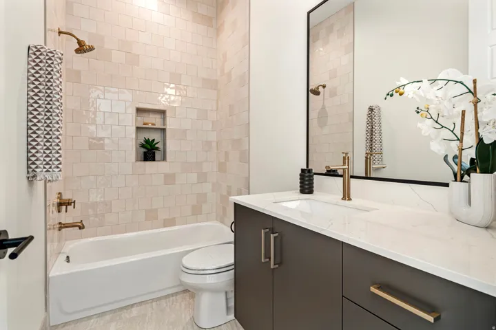 Tub-shower combination with tiled surround and recessed niche