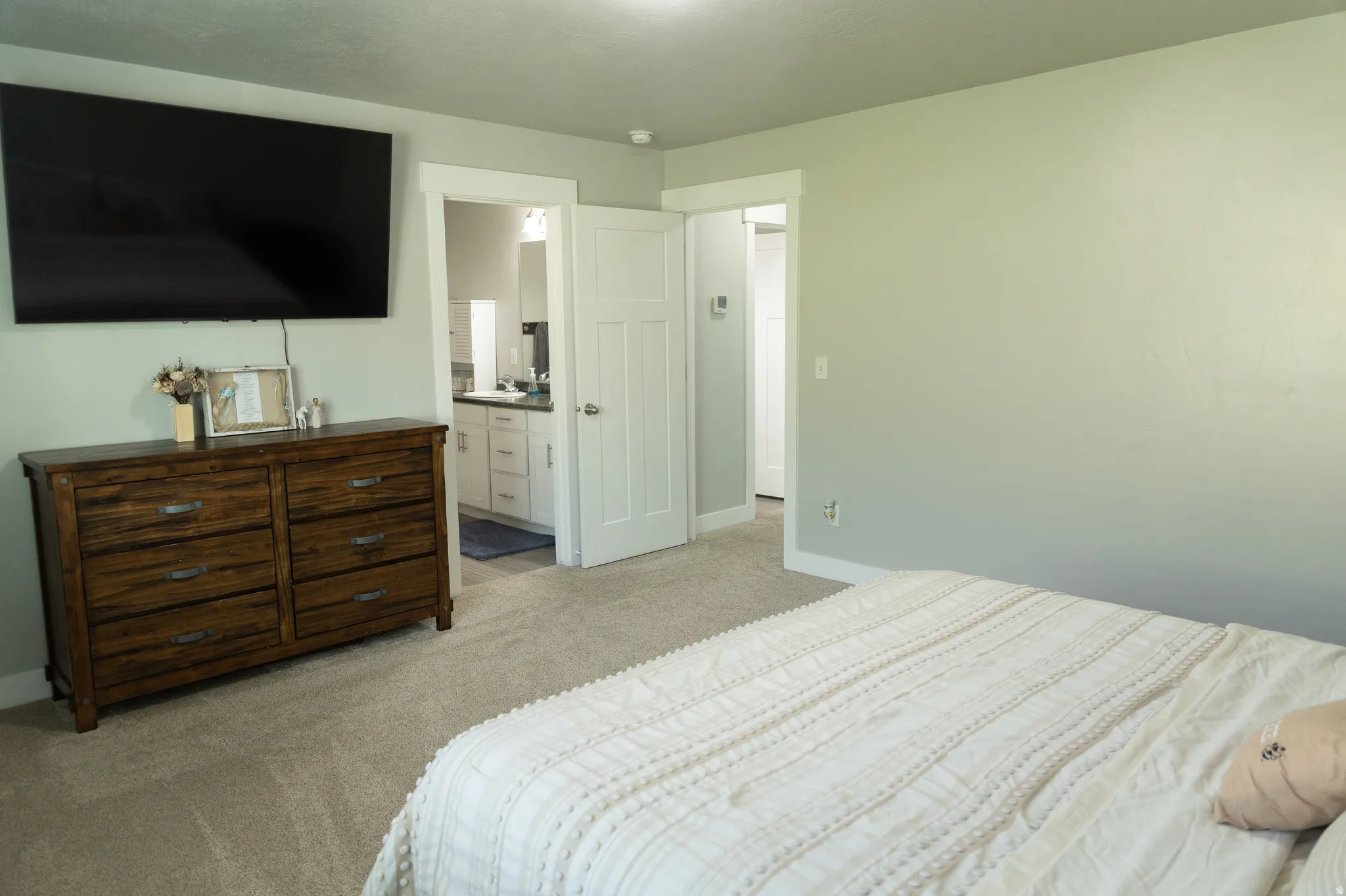 Neutral-toned wall paint and plush carpeting