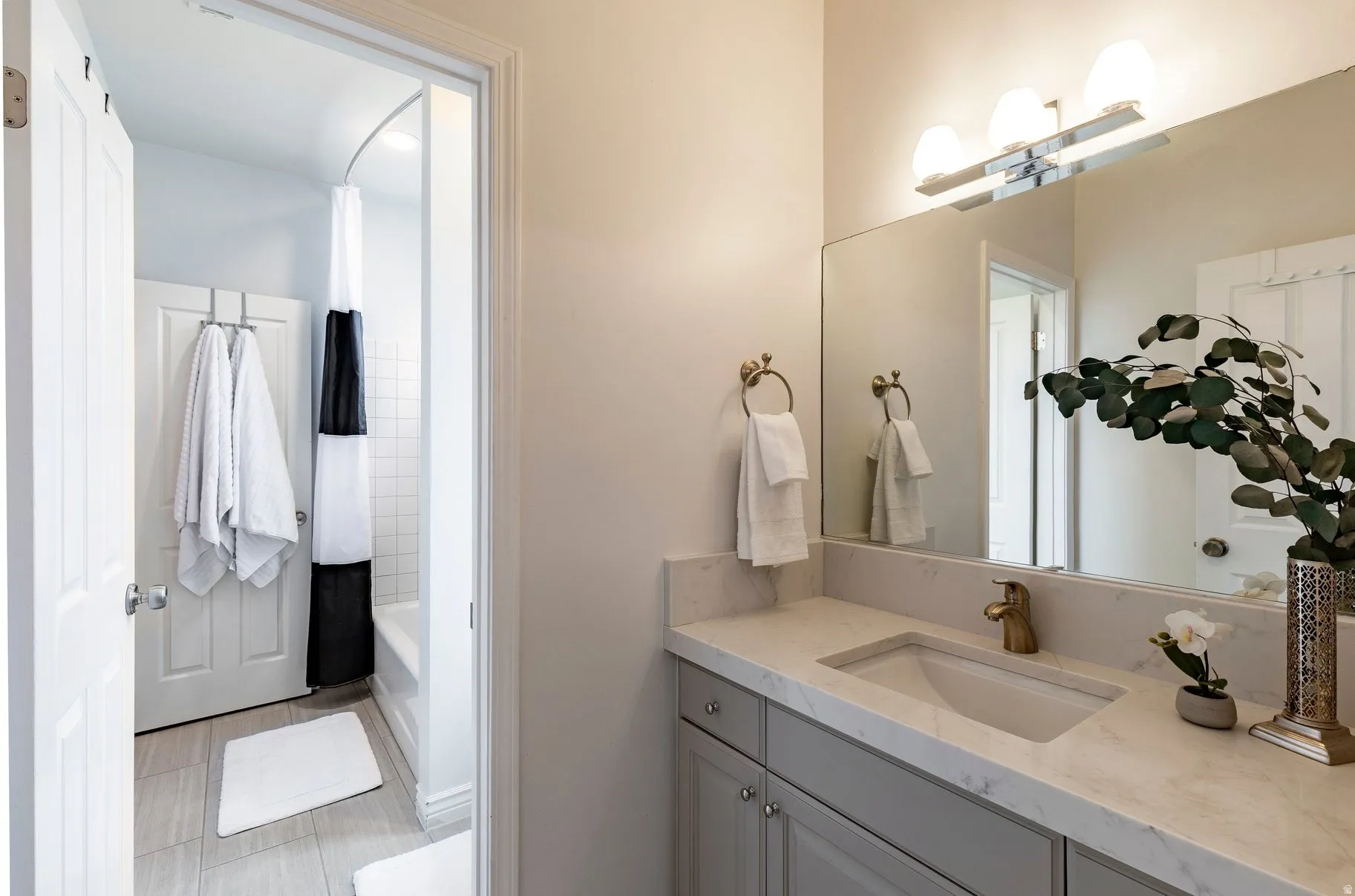Jack and Jill Bathroom between the additional two upstairs bedrooms