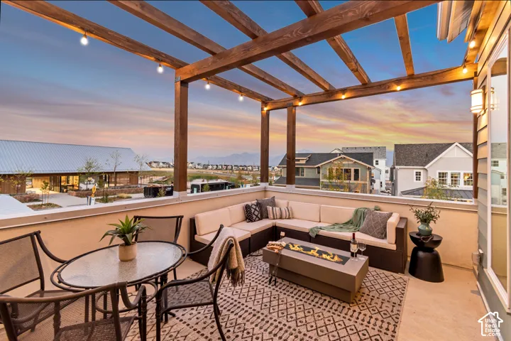 *Interior finished photos are from previously built model homes of the same floor plan for example purposes. Upgrades and finishes vary.*