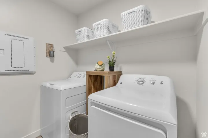 Integrated laundry appliances with upper shelving