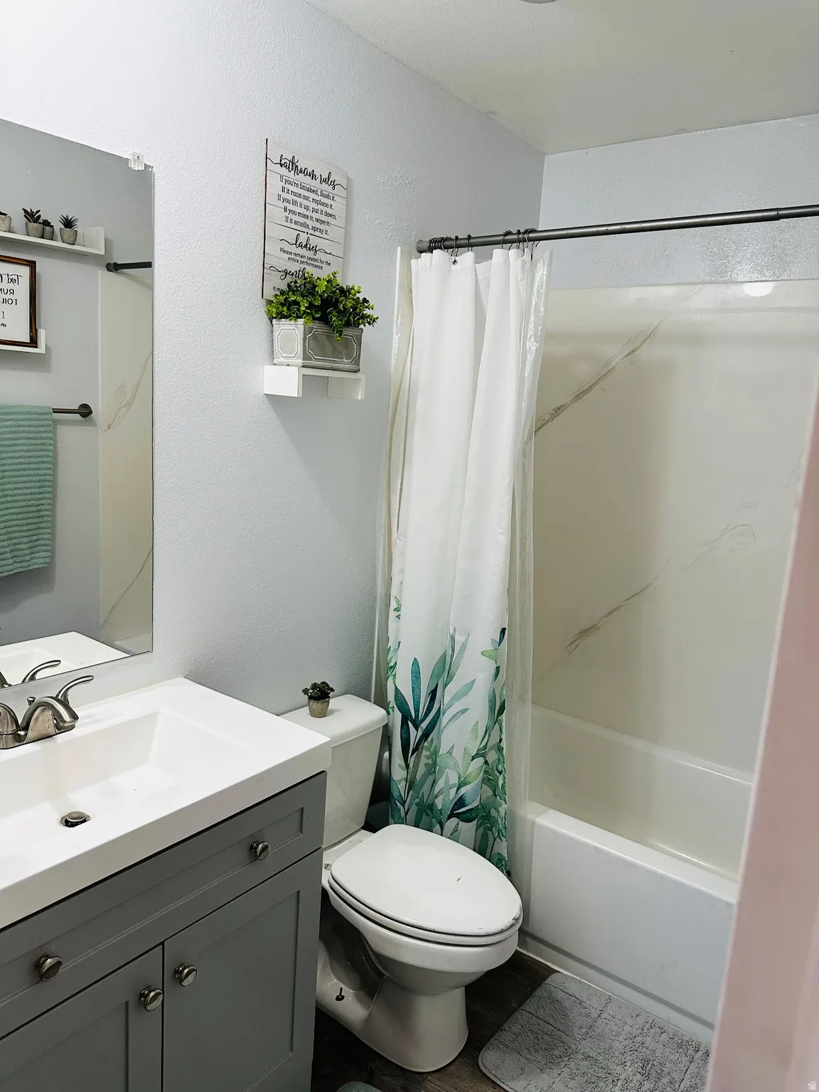 Integrated bathtub and shower with a shower curtain rod