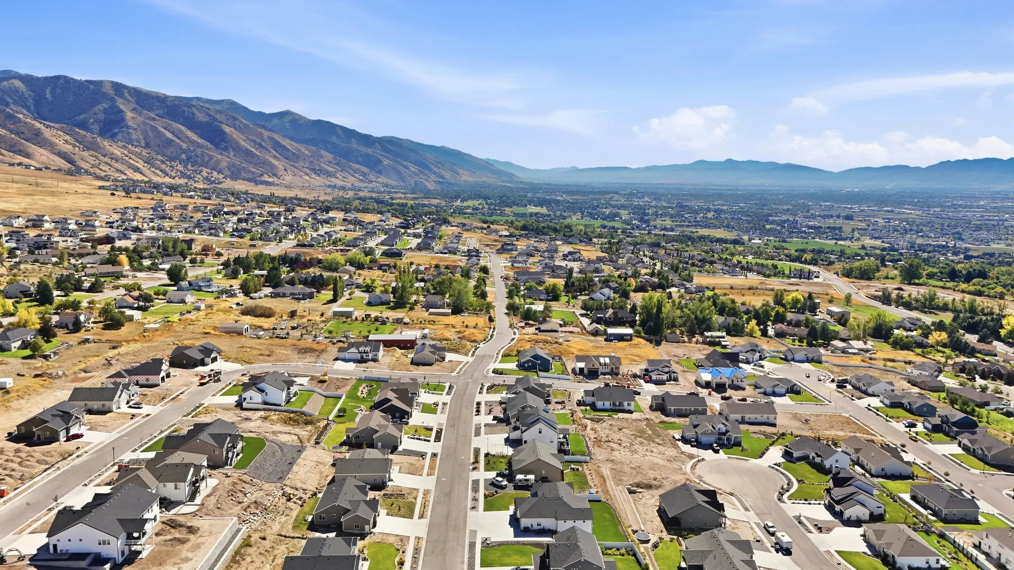 Expansive neighborhood with established residential properties and mountain backdrop