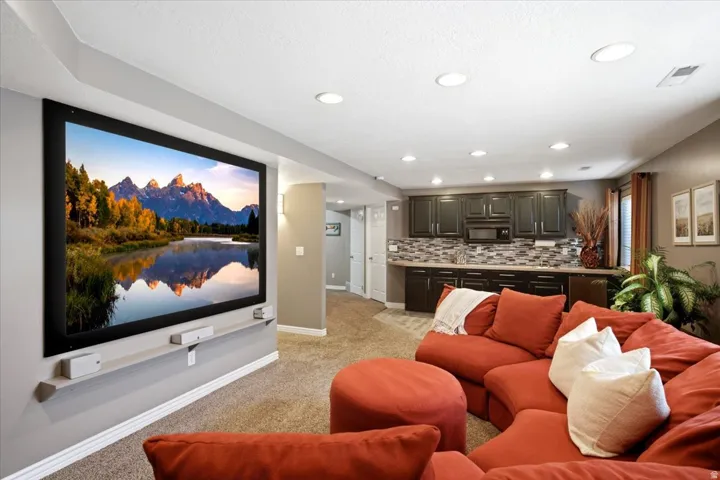 Integrated media screen with wall-mounted shelving