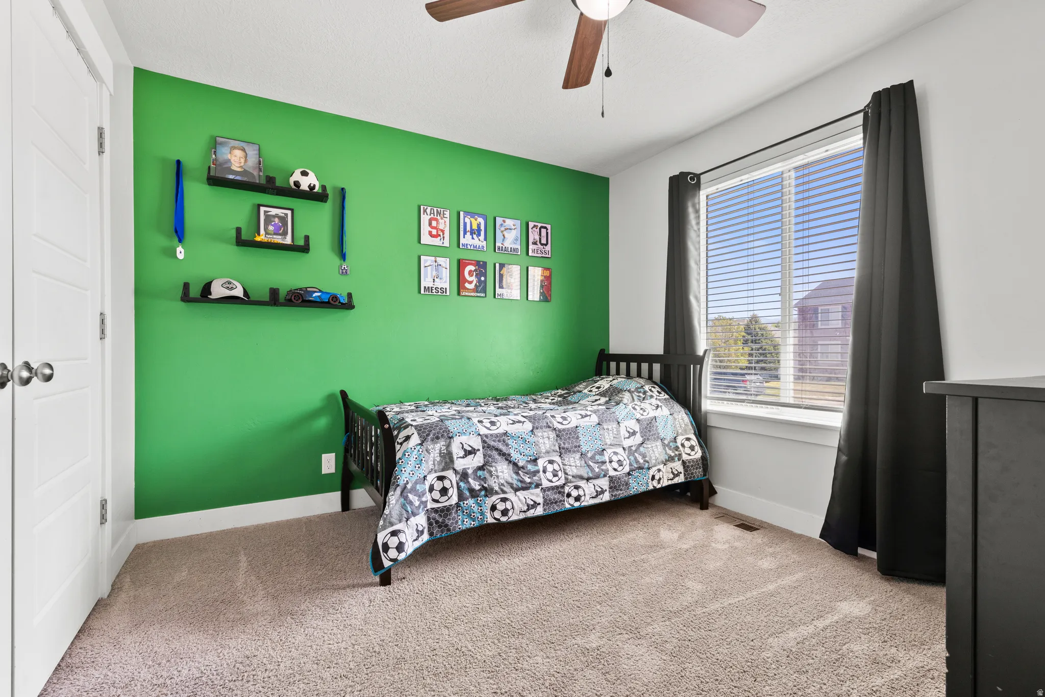 Window with blinds, ceiling fan, and carpeted flooring
