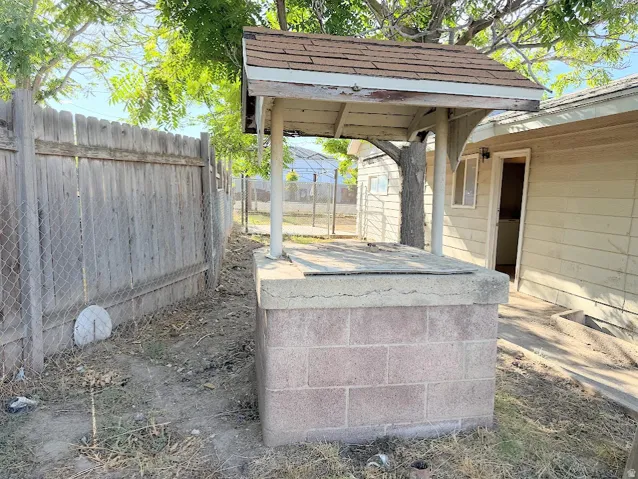 Decorative Well & Separate Side Entrance for the Basement