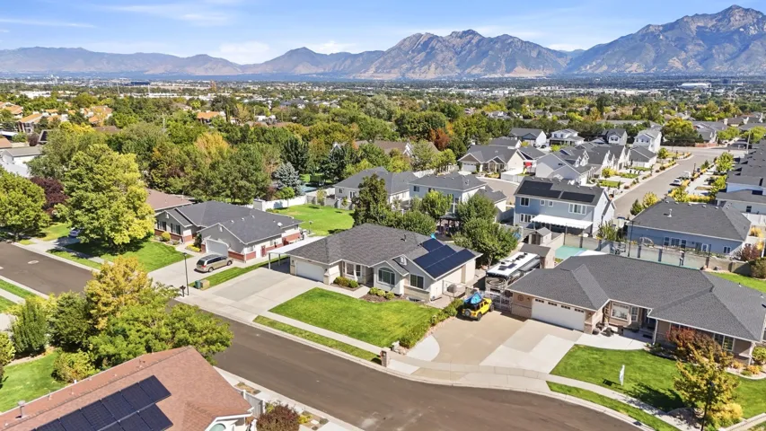 Neighborhood setting with mature trees and mountain scenery
