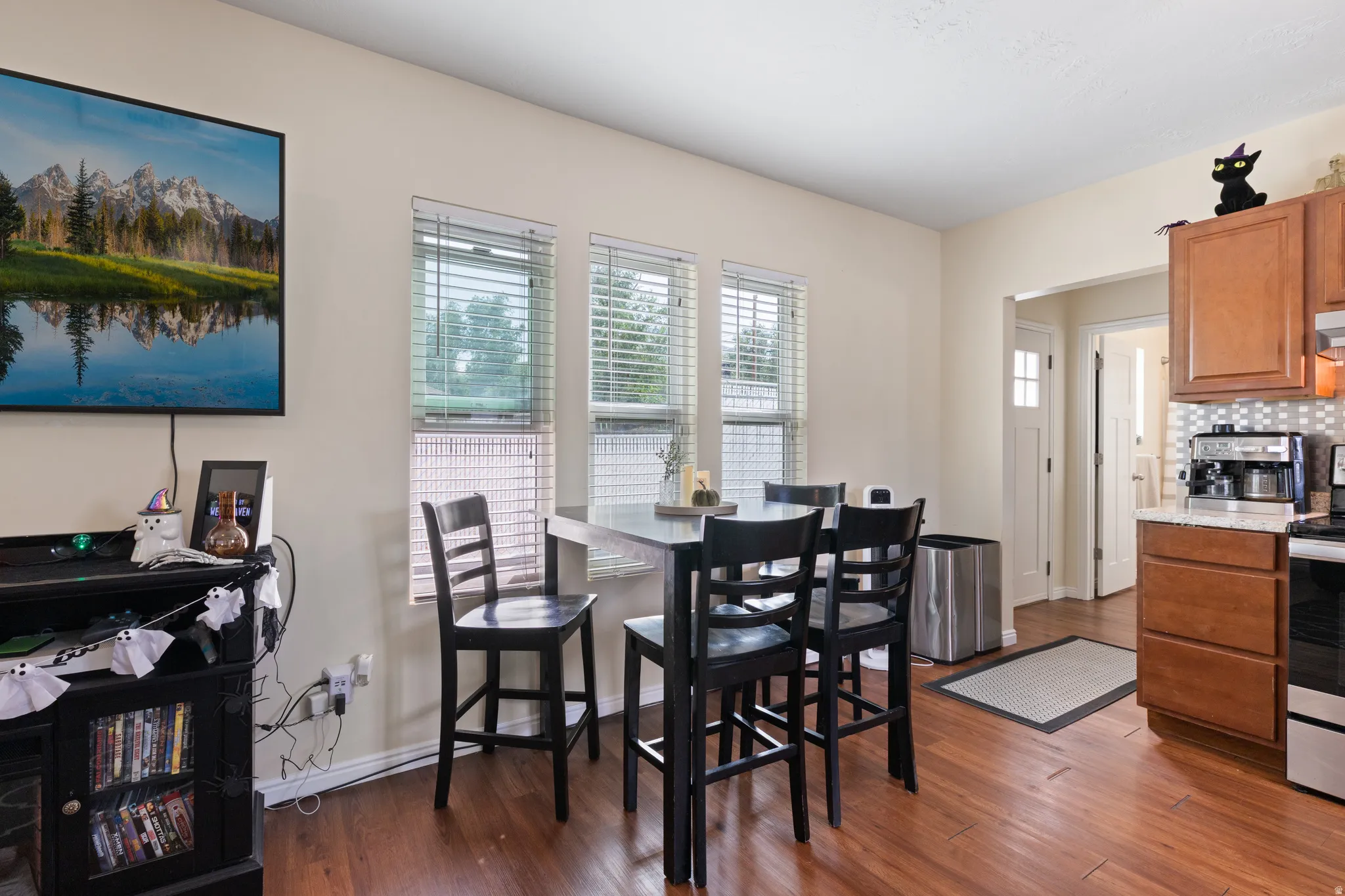 Great Windows for well lit Dining Area All windows have blinds.