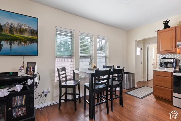Great Windows for well lit Dining Area All windows have blinds.