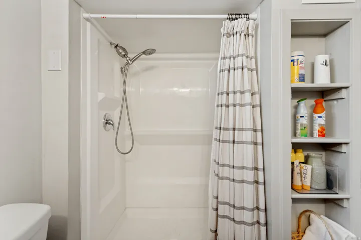 Integrated shower and tub unit with a handheld shower fixture