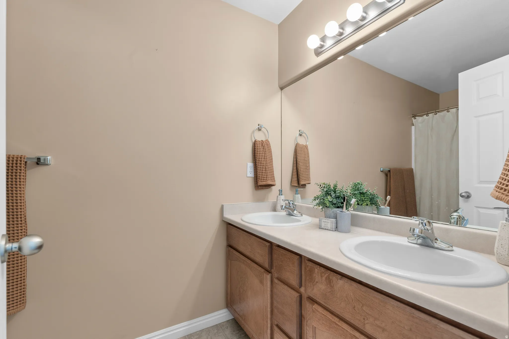 Primary bedroom with en suite, with double vanity