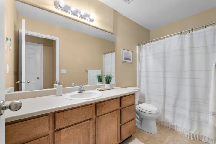 Upstairs full bathroom