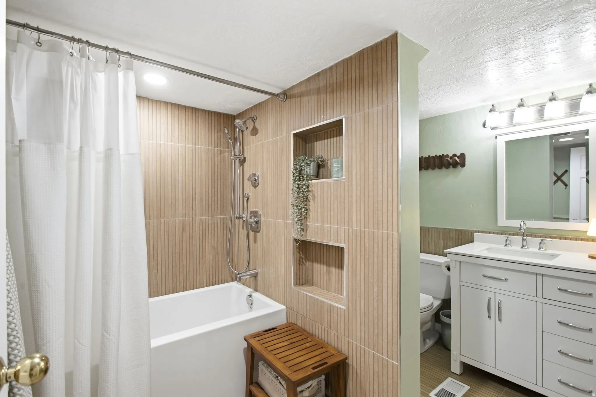 Newly remodeled full bathroom