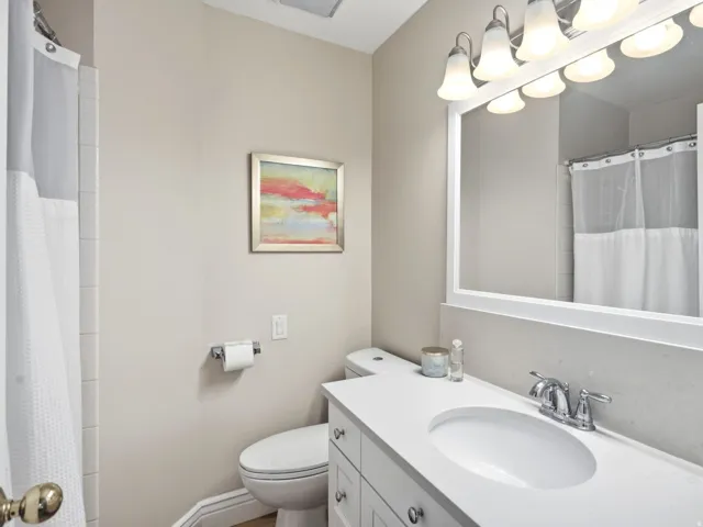 Full bathroom off hallway