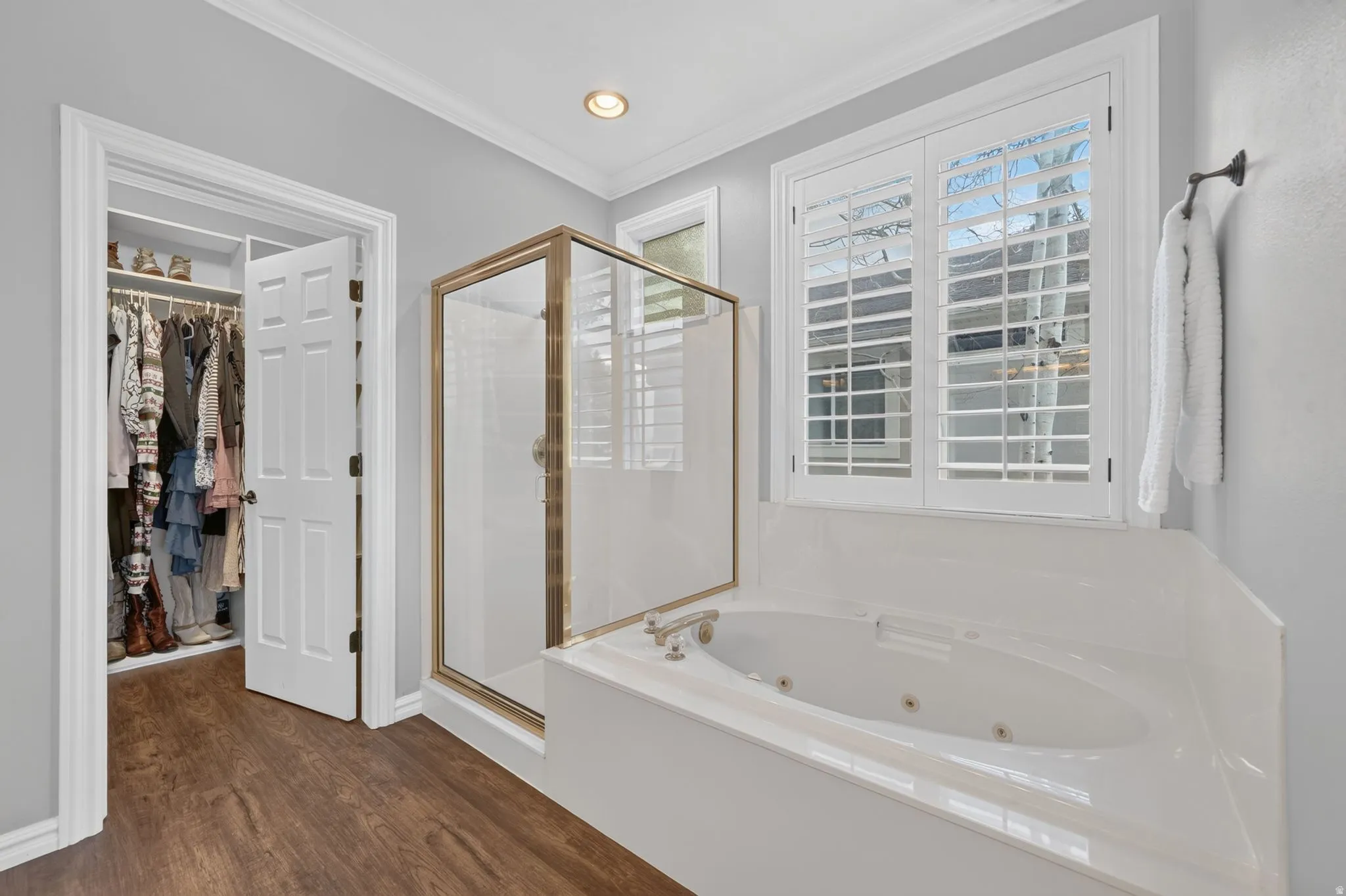 Soaking tub with integrated jets