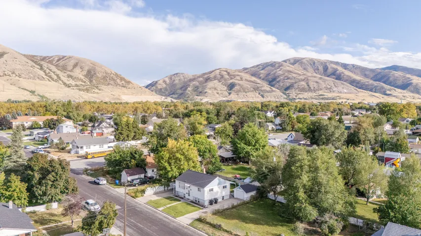 Neighborhood setting with established residences and extensive natural scenery