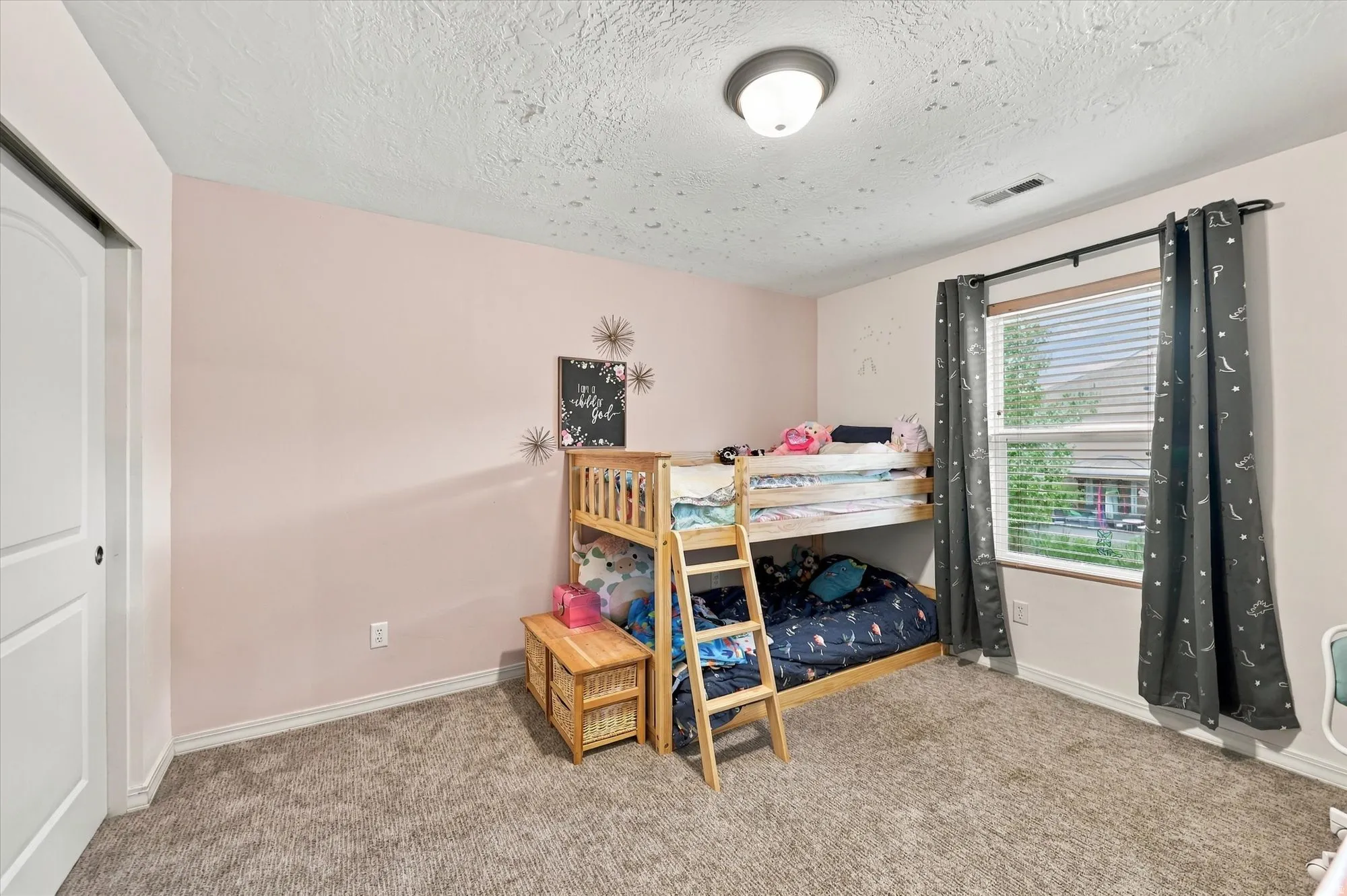Integrated ceiling light fixture, window with blinds, and wall-to-wall carpeting