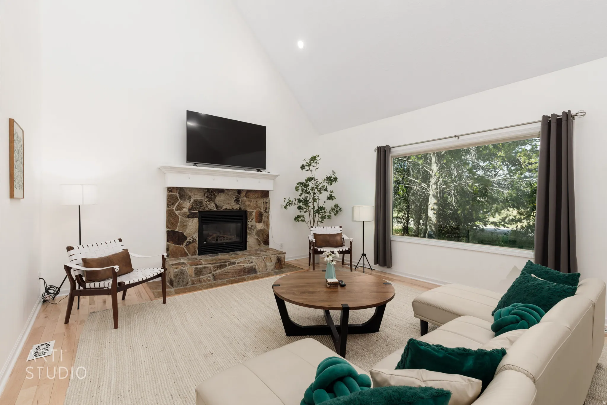 Vaulted ceiling with recessed lighting