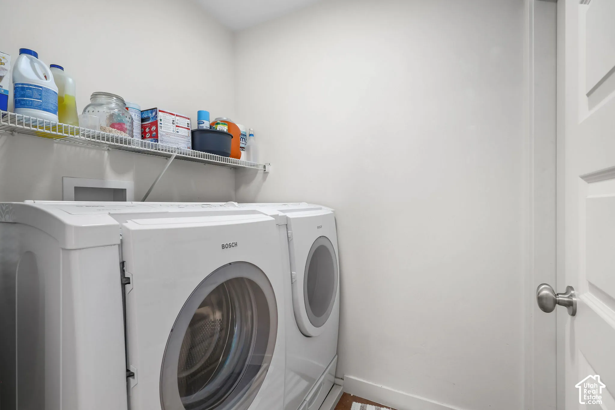 Built-in wire shelving, white wall paint