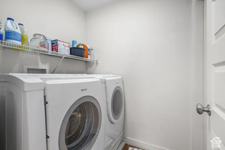 Built-in wire shelving, white wall paint