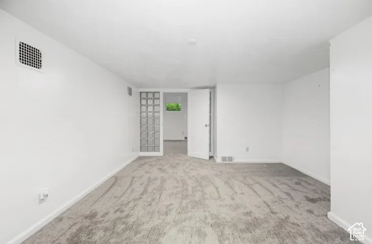 Neutral wall finishes