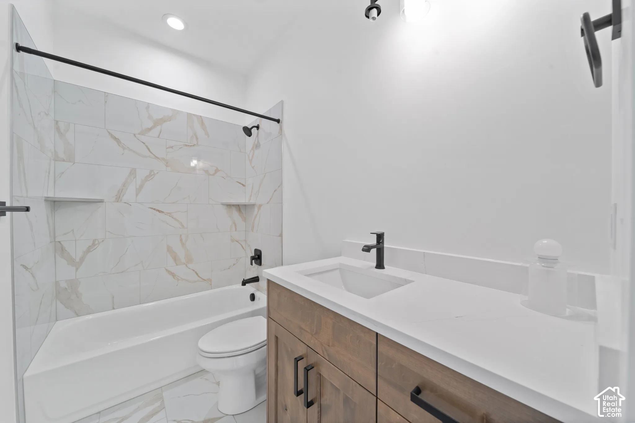 Integrated tub and shower with tiled surround and built-in niches