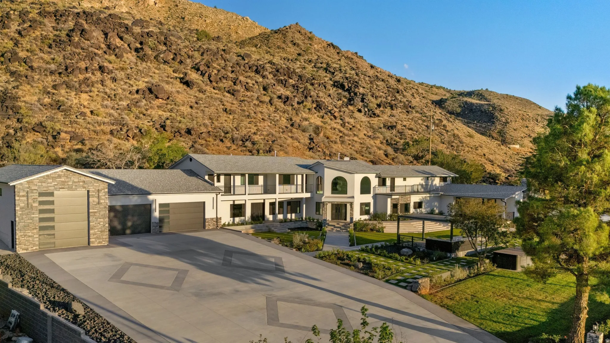 Expansive paved drive with geometric accents