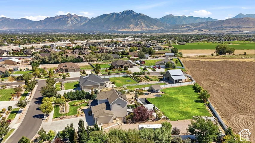 Expansive property featuring a large open yard, dedicated garden area, and a detached barn structure
