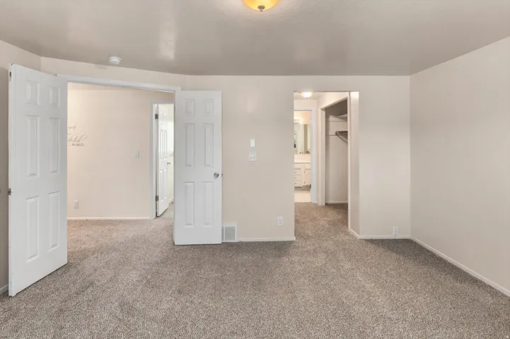 Neutral tone wall finish with light gray carpet