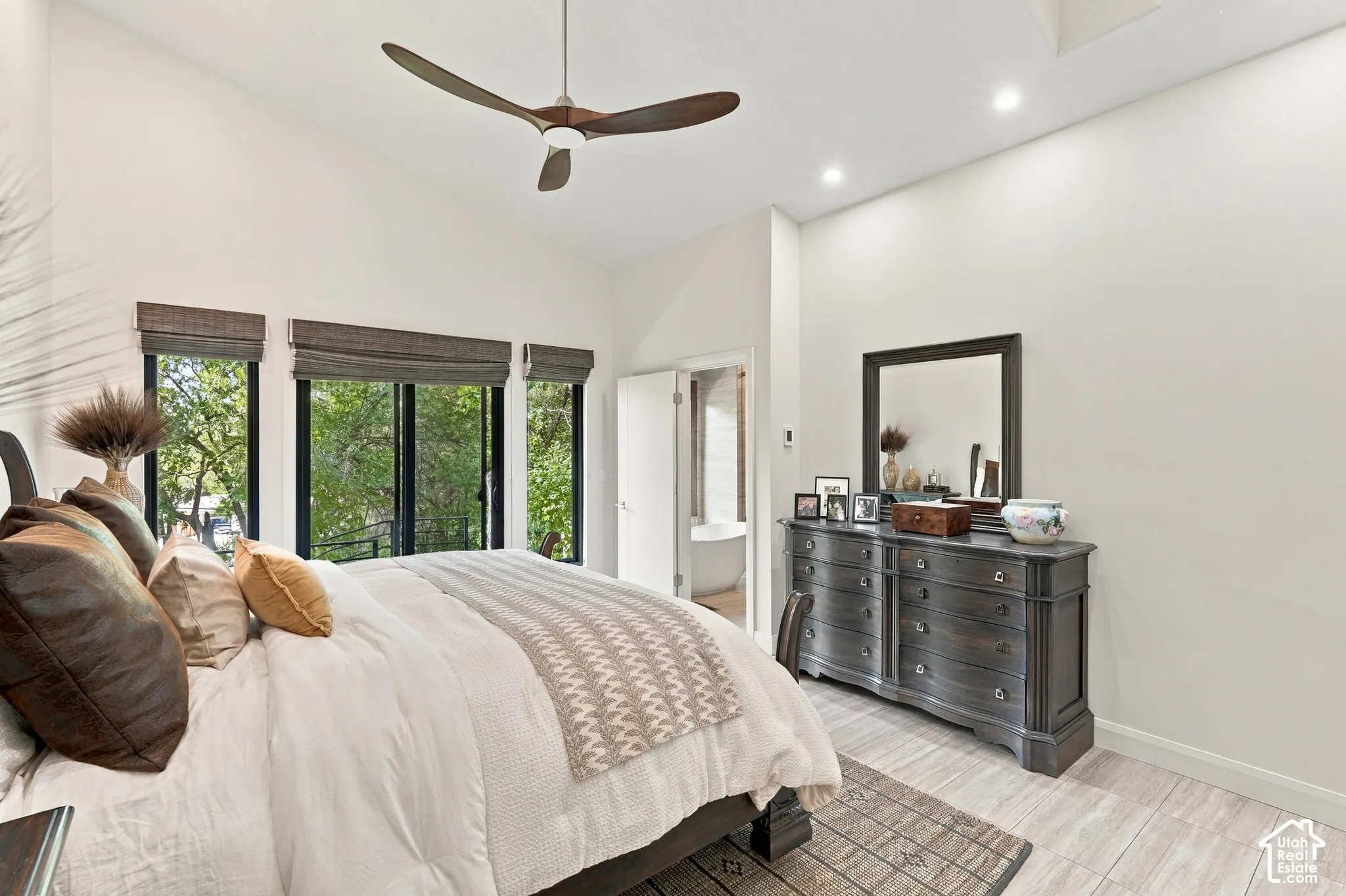 Vaulted ceiling with recessed lighting and a ceiling fan