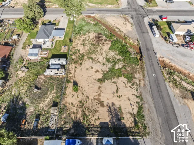 Expansive land parcel featuring direct road access and undeveloped terrain