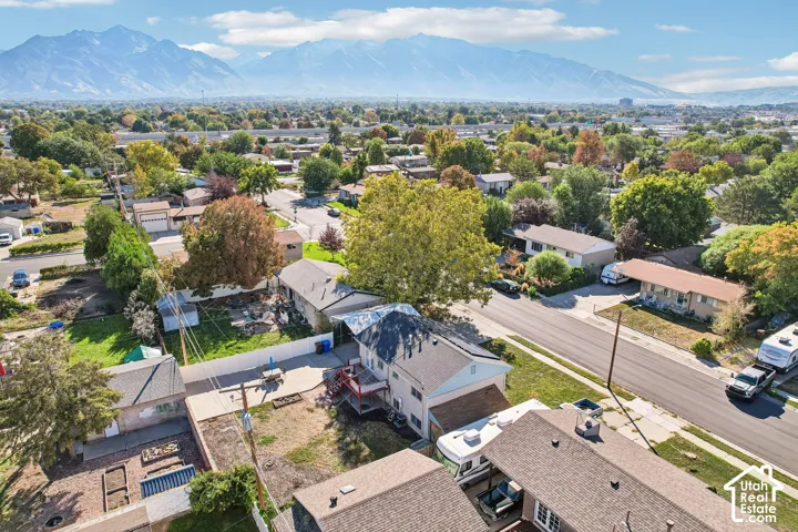 Expansive neighborhood setting with mature trees and mountain scenery
