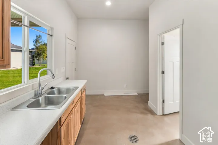 Detached garage, Double stainless steel sink.