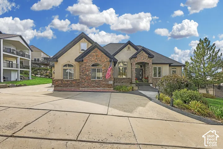 Impressive 6 bedroom perched above the valley with amazing views