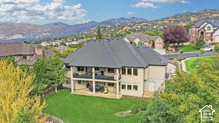 Impressive 6 bedroom perched above the valley with amazing views