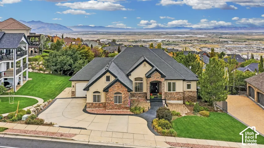 Impressive 6 bedroom perched above the valley with amazing views