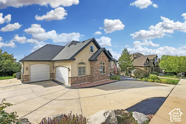 Impressive 6 bedroom perched above the valley with amazing views