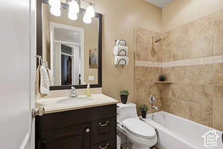 Hall bathroom with tub/shower combo